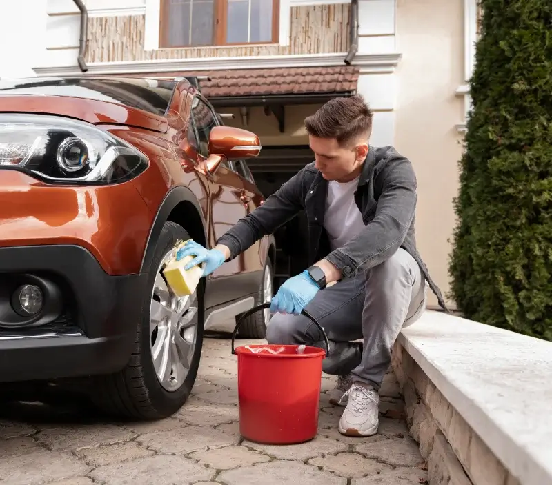 Lavage auto à domicile Sautel : professionnel intervenant sur un véhicule